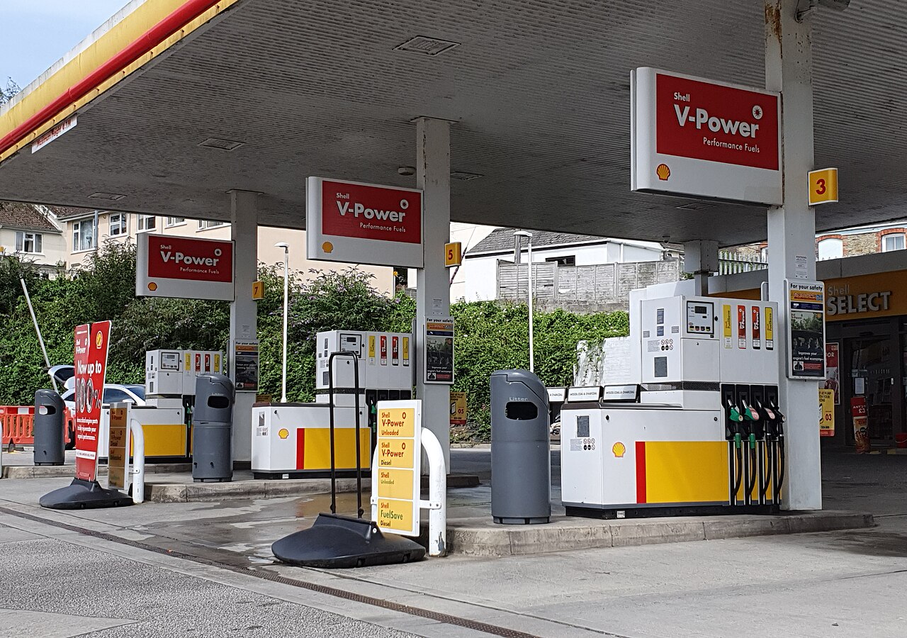 Zapfsäule an einer Schweizer Tankstelle, Abendlicht